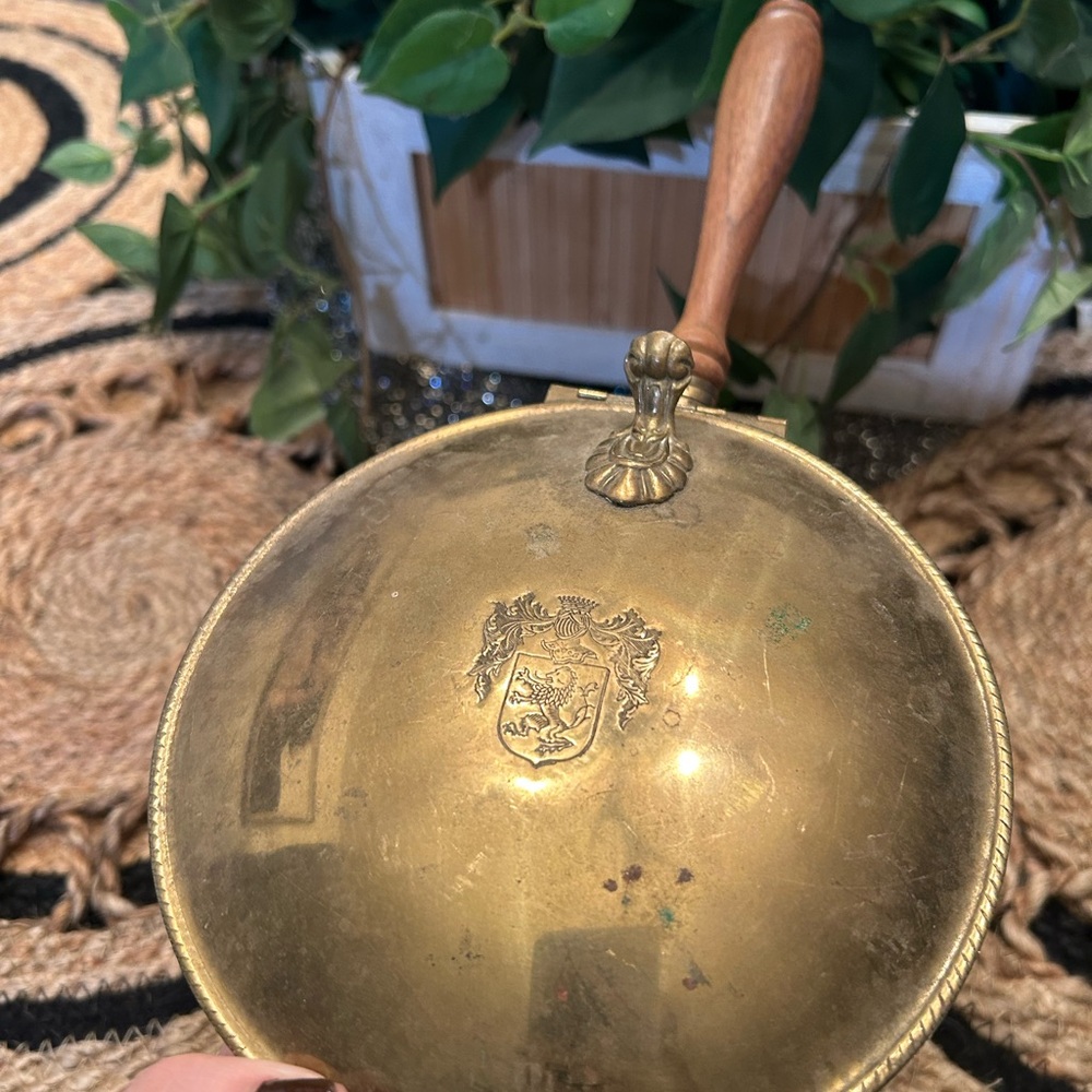 Vintage Brass Silent Butler Crumb Catcher coat of arms wooden handle made ITALY - Picture 2 of 12